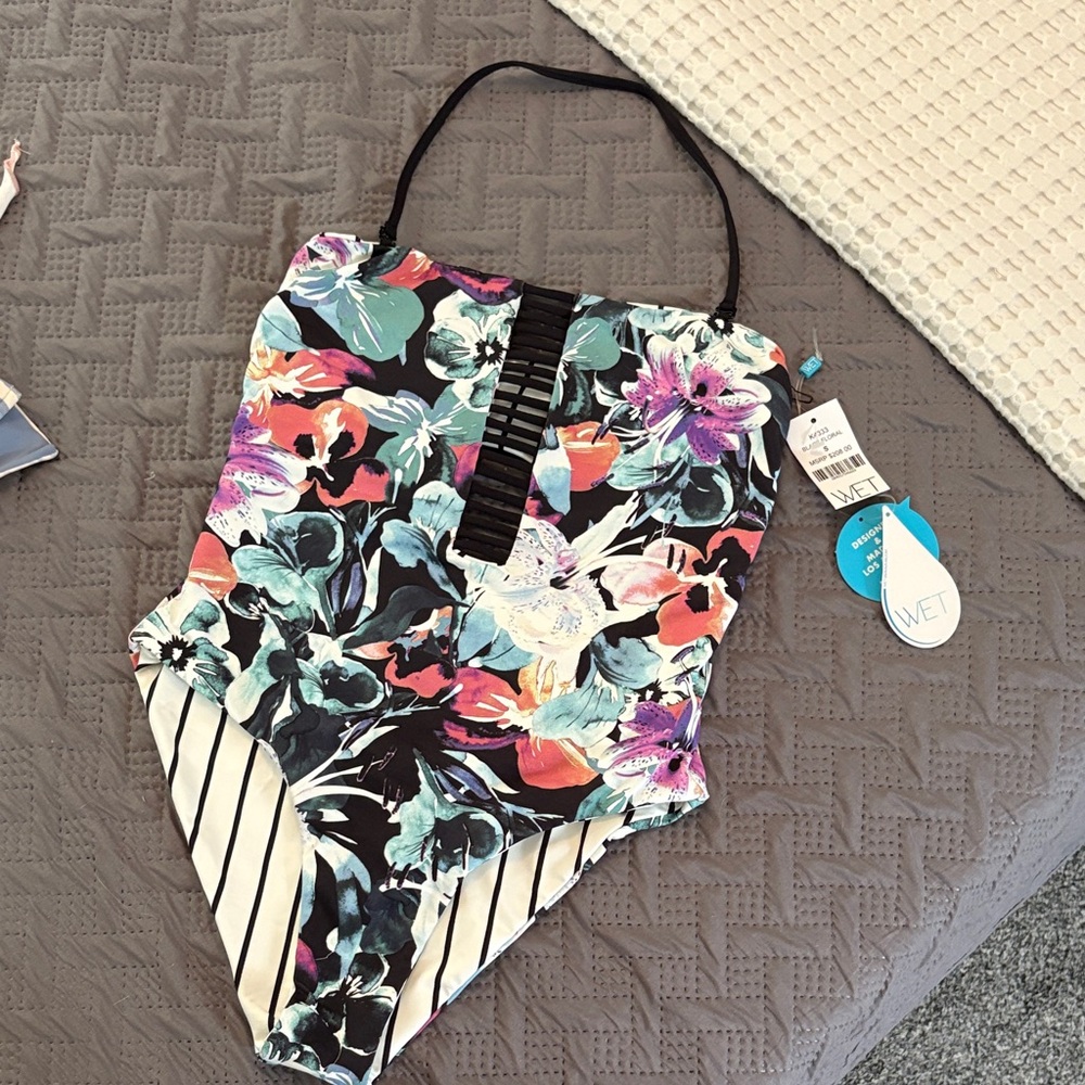 NWT WET one piece reversible swimsuit. Removable strap.